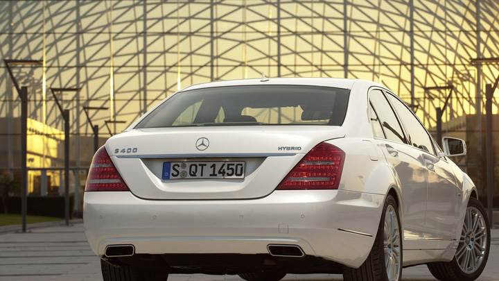 Mercedes-Benz S400 Hybrid Back Pose In White